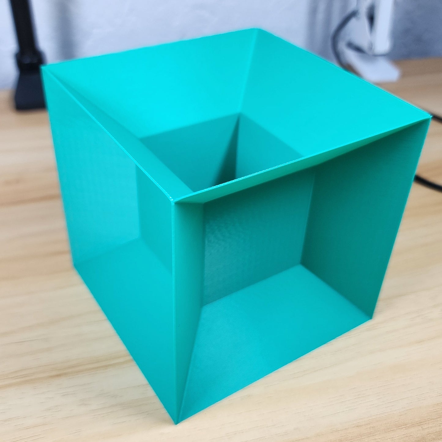 Hipercubo V1 – Sombra de la Cuarta Dimensión