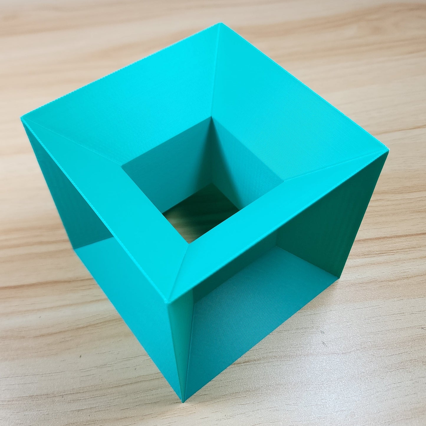 Hipercubo V1 – Sombra de la Cuarta Dimensión