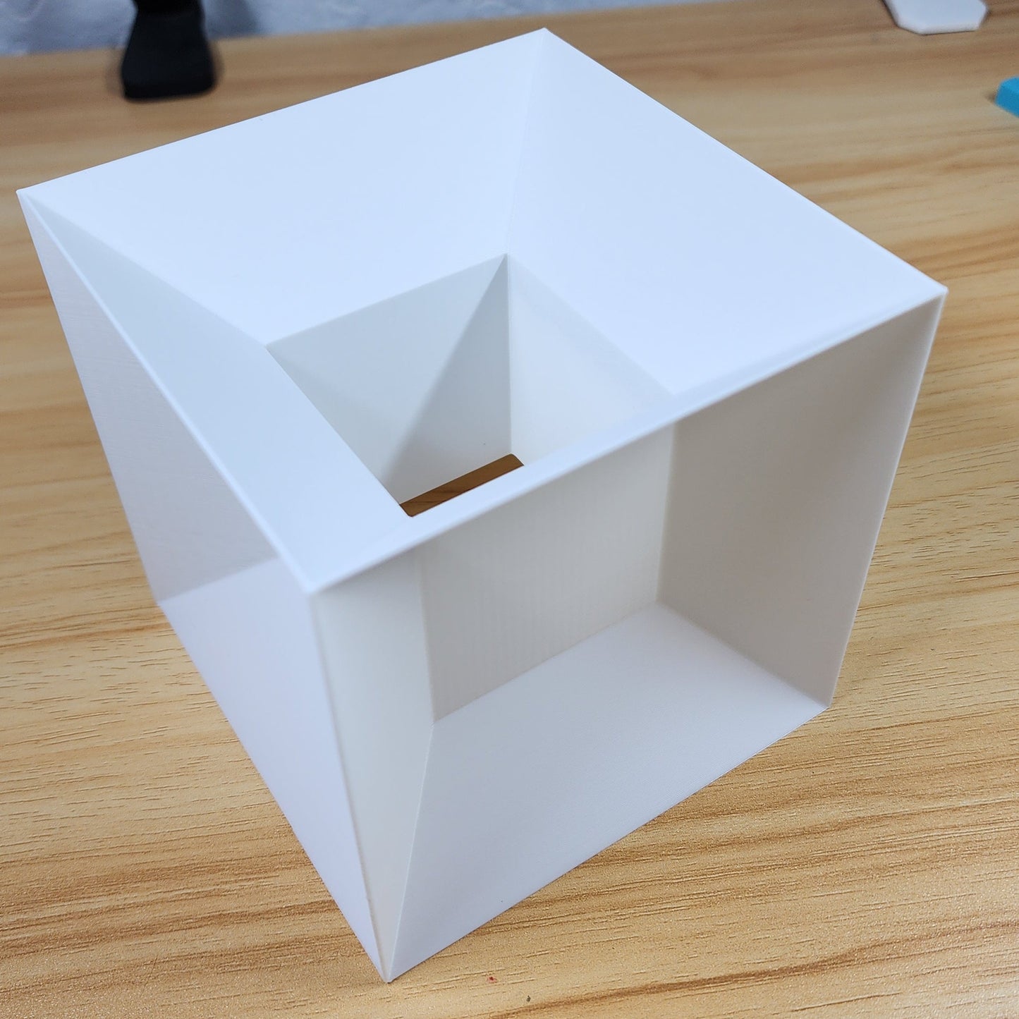 Hipercubo V1 – Sombra de la Cuarta Dimensión